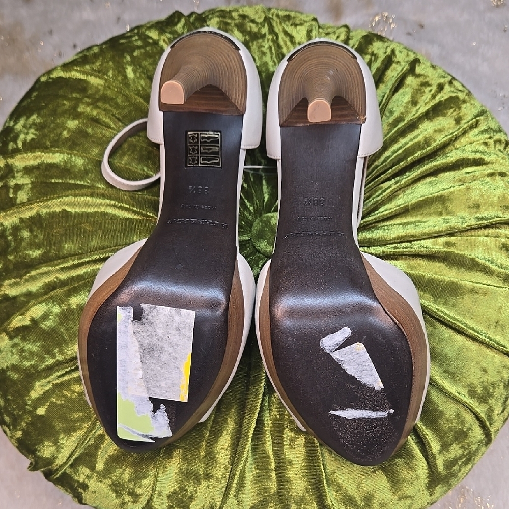 Burberry Women's Heels Size 38 1/2. Size 7.5 US. NEW!  Luxury. Designer. - Picture 10 of 14